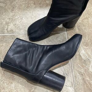 Iconic leather Margiela Tabi ankle boots size 39